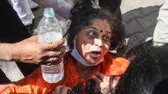 Una mujer se lamenta ante la puerta del hospital Golden de Jaipur, donde al menos 25 personas murieron por falta de ox�geno