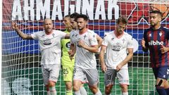 Jon Garc�a anima a los jugadores del Racing en Ipurua.