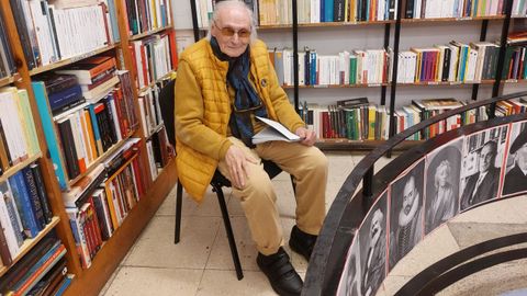 Rafael Silva, dueño y uno de los fundadores de la librería Follas Novas, en Santiago