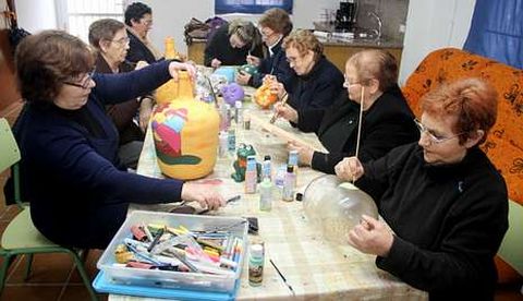 El centro social de Madri��n en una clase de manualidades impartida ayer por la tarde.