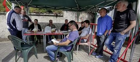 Un grupo de trabajadores contin�a acampado en la puerta de entrada de la f�brica a la espera de una soluci�n para la misma.
