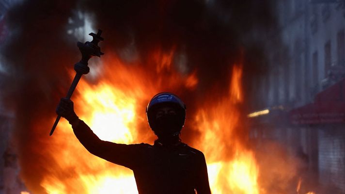 Un manifestante durante los disturbios civiles en Par�s.
