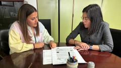 Elena Mart�nez, concejala, y Marta Mui�a, responsable de la UNED de Foz, presentaron el programa de actividades