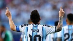 Messi celebra su primer gol frente a Argelia