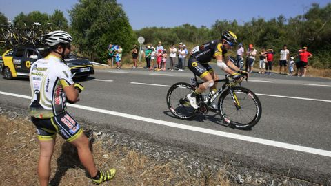 Aplausos en Marcelle (Monforte) para el �ltimo ciclista, que iba lesionado y descolgado del pelot�n
