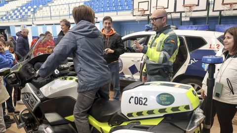 Espectacular despliegue de la Guardia Civil en Pontedeume. 