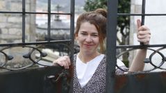 Sara Carmona Llad�, retratada a las puertas del cementerio de Pontedeume, que le inspir� uno de los poemas de su libro �La luz que se demora�