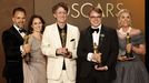 David Borenstein y Pavel Talankin, en el centro de la imagen, posan con el Oscar a mejor documental.