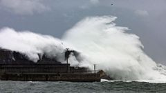 Imagen de las olas sobrepasando el espig�n del muelle comercial de Malpica.