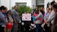 Vecinos de Total�n protagonizan un minuto de silencio en memoria del peque�o Julen