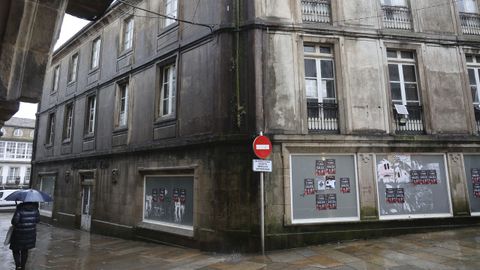 OLMEDO.�Aunque tuvo usos anteriores y posteriores, el local de O Toural siempre ser� el de Almacenes Olmedo. Un caramelo comercial con dos plantas y escaparates a tres calles al que le atribuyeron distintos usos que nunca cuajaron. En evidente deterioro, fue adquirido en el 2023 por SCQ Platforms, la patrimonial de Jos� Antonio Santos. Sigue vac�o y tratando de no ser un tabl�n de anuncios.