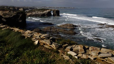 La playa puede gozarse de lejos, pero sin subir a los cantiles.