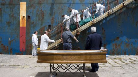 Desembarco en Catania de unos de los cad�veres rescatados. 