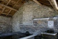 <span lang= es-es >La placa estaba en un lavadero</span>. Arriba, el lavadero en el que se ubicaba la placa. En la pared se aprecia el lugar exacto en el que estaba colgada. Abajo, la pieza que rompi� Cliff Torrents.