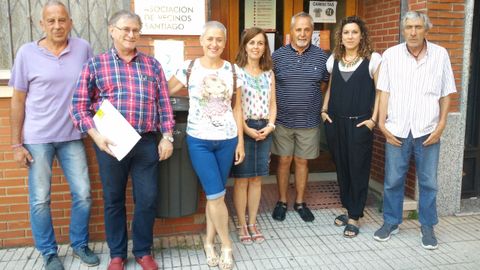 Miembros de LARPA y de la asociacin de vecinos Santago de Nuevo Gijn, ayer, ante la sede vecinal