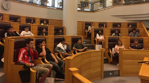 Chicos argentinos, en el saln de plenos de la Diputacin de A Corua 