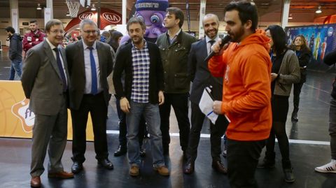 Visita oficial del Alcalde de A Coru�a, Xulio Ferreiro a la Fan Zone, junto al Presidente de la ACB, Francisco Roca y varios representantes de los patrocinadores