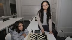 Karla Fern�ndez, en el Coru�a Club de Ajedrez, junto a una de las participantes en el torneo.