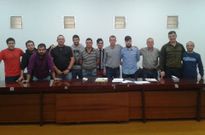 Primera foto de familia de la nueva directiva del club ribadense.