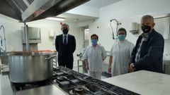 Representantes de CaixaBank y del comedor San Froil�n de Lugo. A la derecha, Miguel G�mez