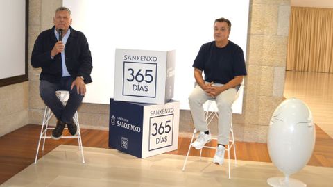 Telmo Mart�n, alcalde de Sanxenxo, y Manuel Casal, de la empresa El Huevo de la Abuela, en la presentaci�n de la tortilla m�s grande del mundo