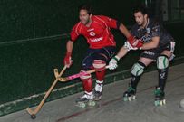 Los carballeses Chipi y Mikel, en una jugada del partido. 