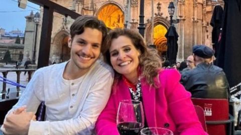 Jer�nimo Noriega junto a su madre en Oviedo.