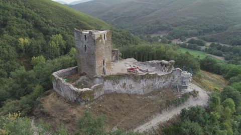 Castillo de Balboa, en el Bierzo, ahora en reconstruccin