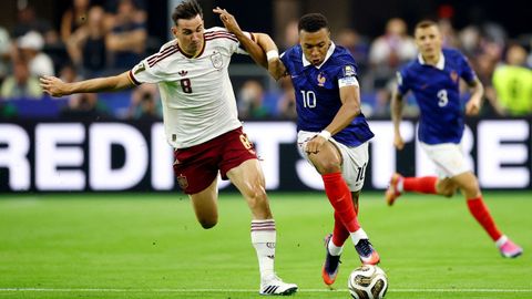Fabi�n Ruiz y Kylian Mbapp� pugnan por un bal�n durante el partido.