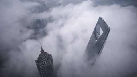 Rascacielos rompiendo nubes en Pudong.