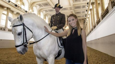 Edurne, representante espaola en el Festival de Eurovisin 2015, visita la Escuela Espaola de Equitacin en Viena