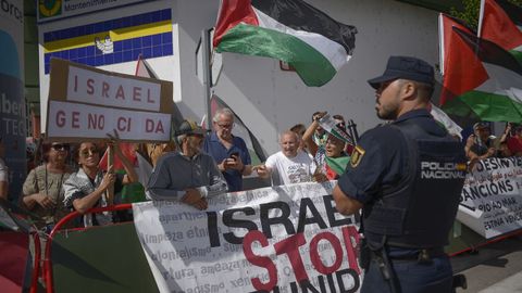 Concentración contra el genocidio de Gaza a la llegada de La Vuelta a Monforte