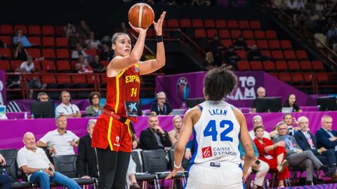 Raquel Carrera ejecuta una suspensi�n durante un partido contra la selecci�n francesa.