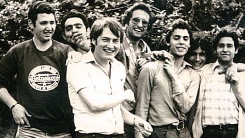 Un joven Aurelio Martín, en primer plano, con un grupo de amigos en la carbayera de Los Maizales