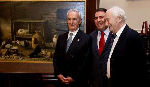 Ram�n Molez�n, Carlos Negreira y Juan Molez�n ante el cuadro.