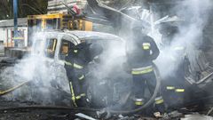 Bomberos apagando el incendio causado por el dron dirigido por la IA en Ucrania donde mataron a tres personas