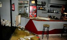As� dejaron la m�quina expendedora de tabaco del pub donde robaron ayer en Ribadeo.
