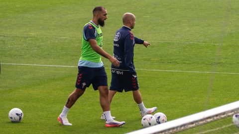 El jugador del Celta Borja Iglesias, con el preparador f�sico �lex And�jar, en el entrenamiento de este domingo.