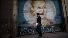  Un hombre camina frente a un mural en honor a Eva Pern en Buenos Aires. Hace 70 aos, Argentina quedaba paralizada por su muerte. La  abanderada de los humildes  se converta en un mito eterno, smbolo de una poca e inspiracin de musicales, pelculas y libros en todo el mundo.