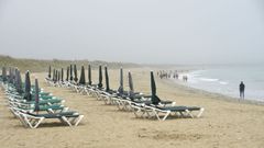 Jornada de domingo con niebla en la playa de A Lanzada
