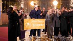 El momento en el que Mar Flores y Carlo Costanzia, en el centro, se hicieron con el premio de �Decomasters�.