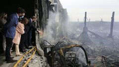 Alberto N��ez Feijoo visit� O Ceao para comprobar los da�os, como el de una de las naves de Fra�n, reducida a cenizas y amasijos de hierro