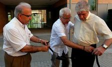 Dos investigadores prueban el cintur�n que controlar� los movimientos en un paciente.