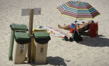 Los contenedores y sus soportes han desaparecido ya de muchas playas grovenses. 