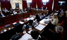 El pleno dese� un r�pido restablecimiento al popular Manuel L�pez y pidi� apoyo a la infancia. 