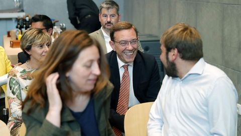  El cabeza de lista de Ciudadanos en Asturias, Juan V�zquez (c), el secretario general de Podemos, Daniel Ripa (d) y la cabeza de lista de Podemos, Lorena Gil (i), conversan en la Junta Electoral Provincial antes de recoger su acta de diputados de la Junta General del Principado. 