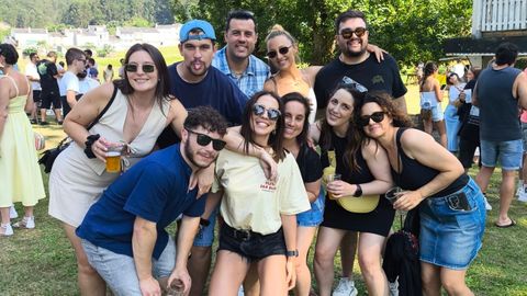 Una pandilla durante el «Vermuteo» organizado por Viveiro en Festas el sábado en Xunqueira.