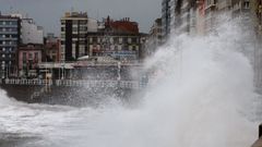 Olas de grandes dimensiones golpean con fuerza contra el Muro de San Lorenzo en Gij�n