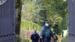 Un guardia civil custodia la entrada al pazo durante el inventario de bienes que hizo la comisi�n judicial el pasado d�a 11 de noviembre