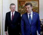 El ministro Alberto Ruiz-Gallard�n y Alberto N��ez Feijoo, en una reuni�n el 31 de julio. 